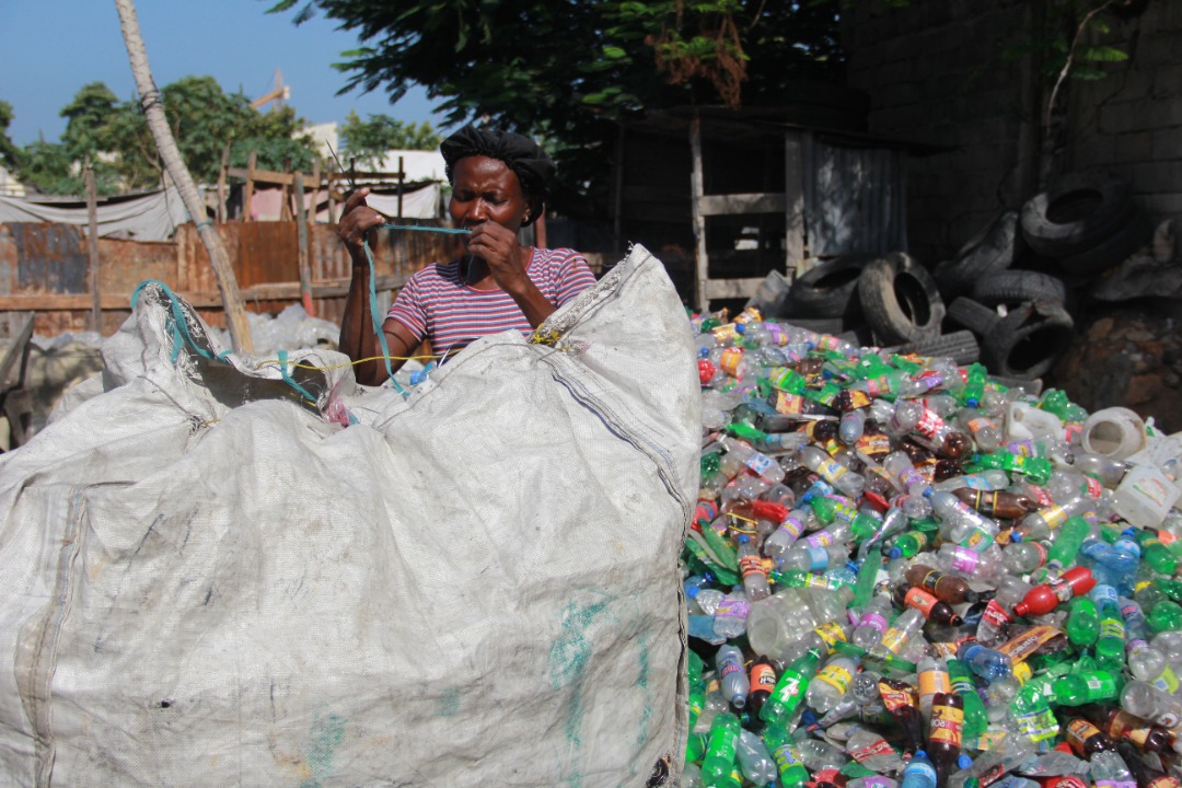 Konbit Plastik’’ à l’assaut de la pollution plastique en Haïti – Haiti ...